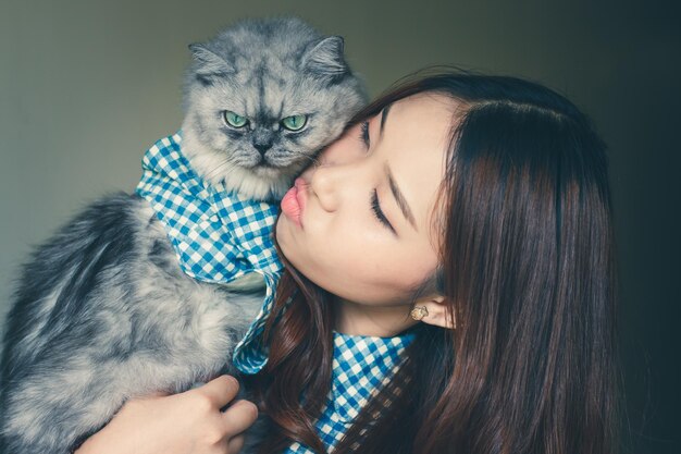 files/close-up-young-woman-kissing-cat_1048944-24690704.jpg